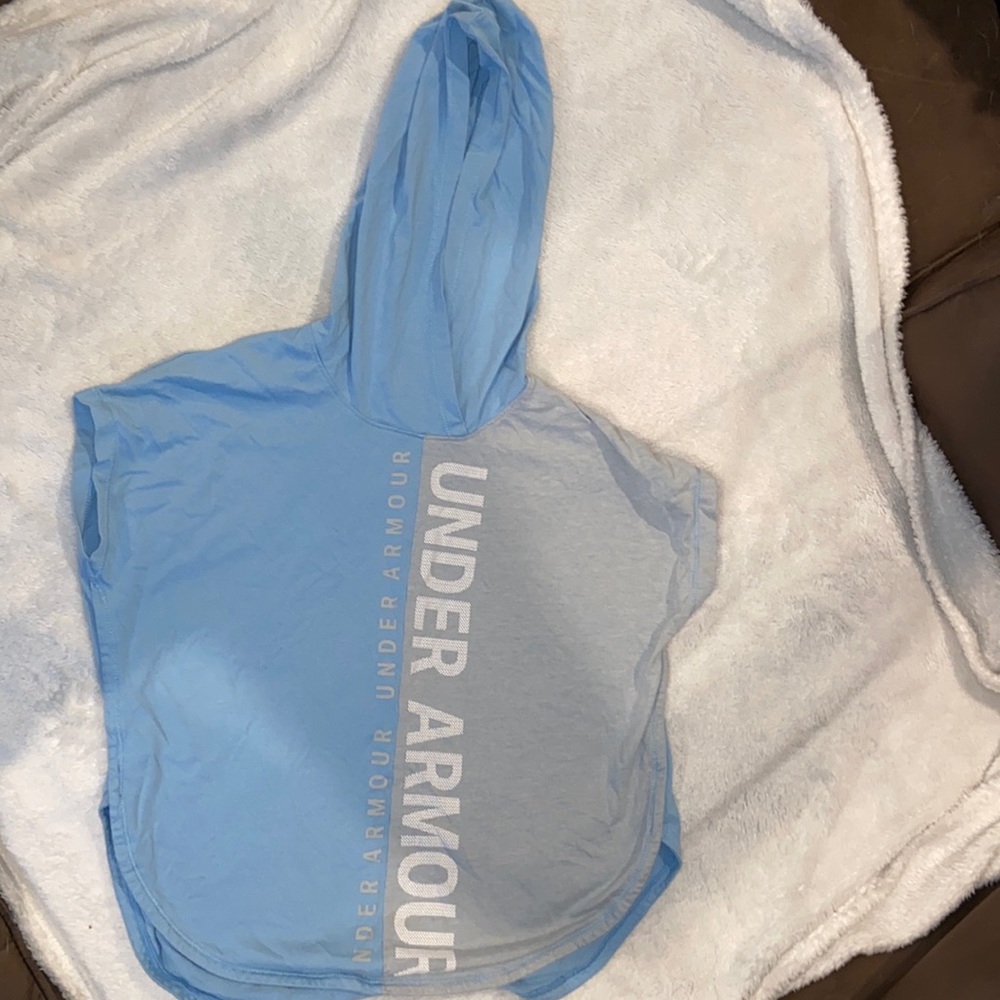 Under Armour girls workout shirt sleeve tee with hood